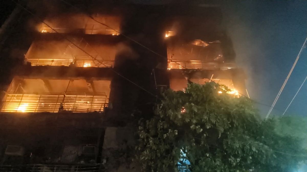 fire in indirapuram apartment balconies engulfed panic ensues
